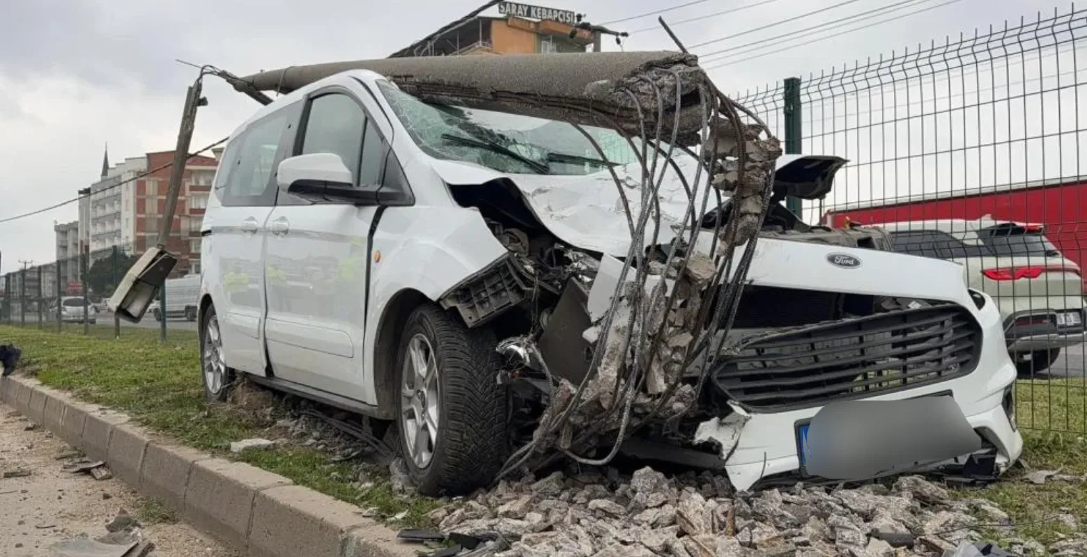 Direğe ok gibi girdi! Feci kazada 2 kişi yaralandı