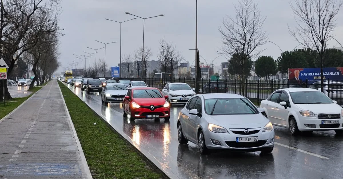 Bursa-Ankara karayolunda bayram yoğunluğu trafiği kilitledi