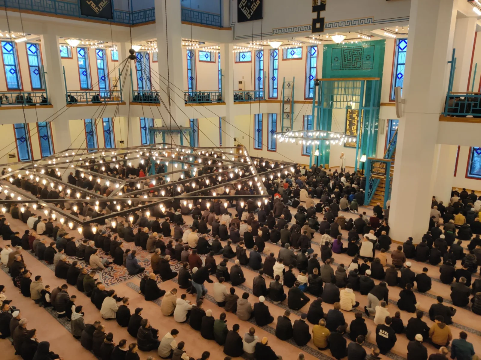 İnegöl’de binlerce kişi Ramazan Bayramı namazında buluştu