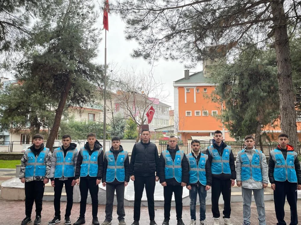 İnegöl'de öğrencilerden şehit kabirlerine bayram temizliği