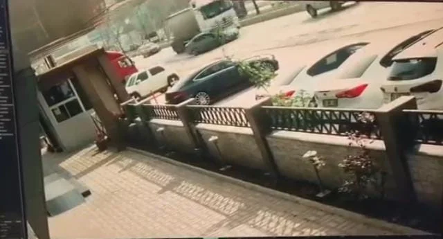 Tır otomobili metrelerce sürükledi!