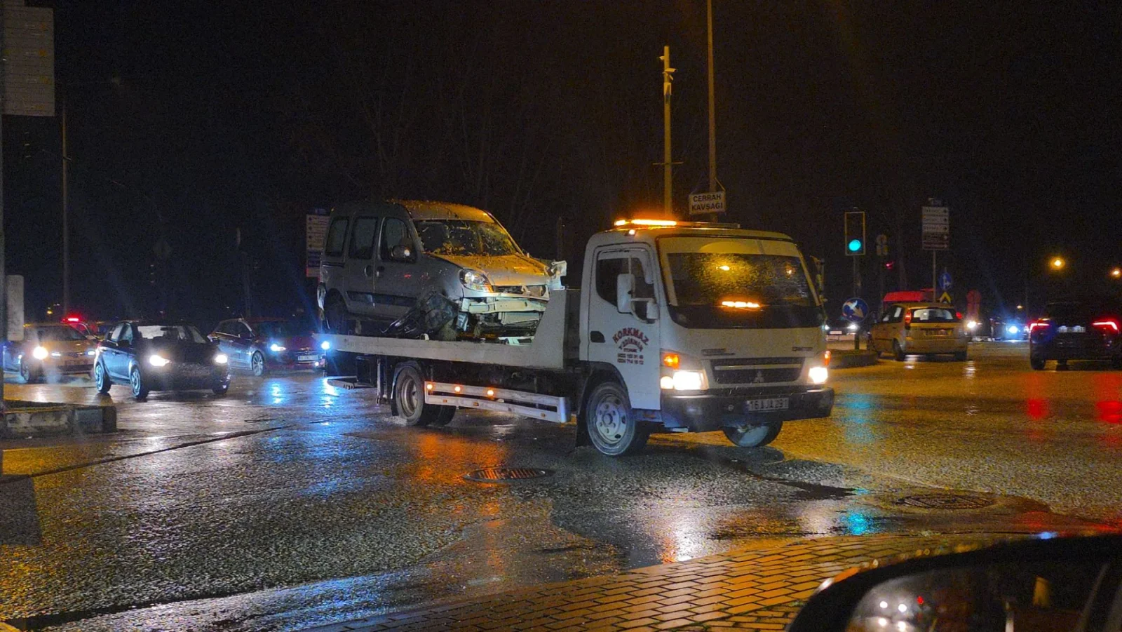 İnegöl’de hafif ticari araç kaza yaptı: 2 yaralı