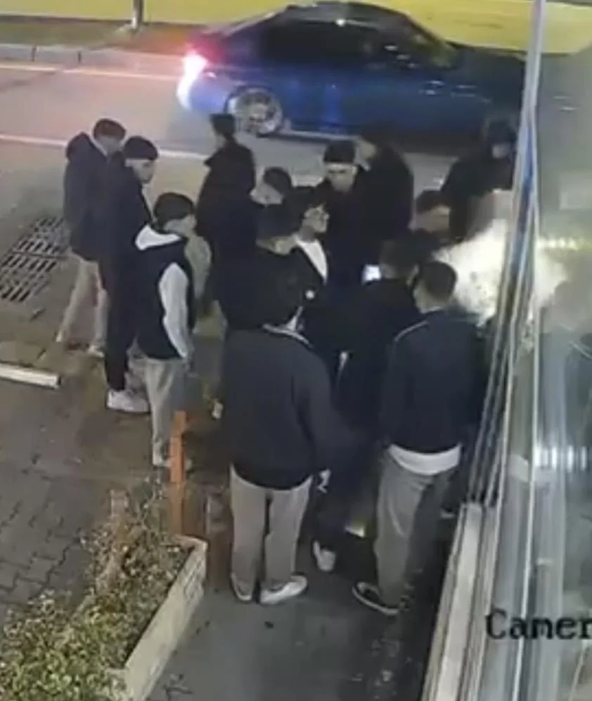 Konuşurken bir anda yumruk attı!