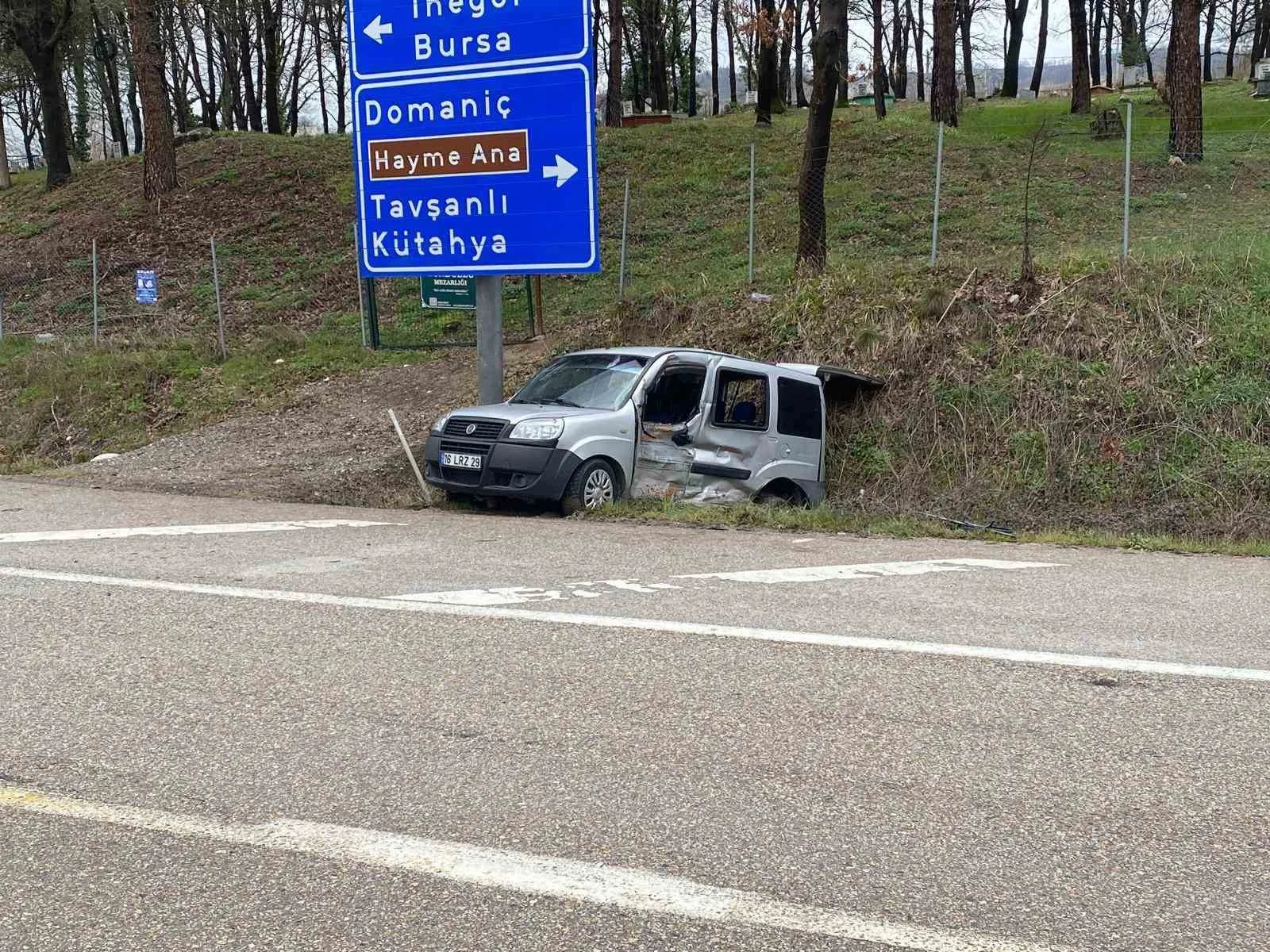 İnegöl’de kamyonet ile hafif ticari araç çarpıştı: 4 yaralı