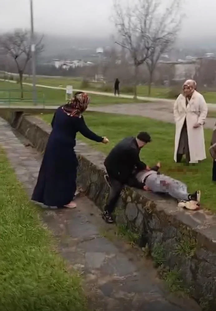 Bıçaklı kavgada boğazı kesilen kişi hayatını kaybetti