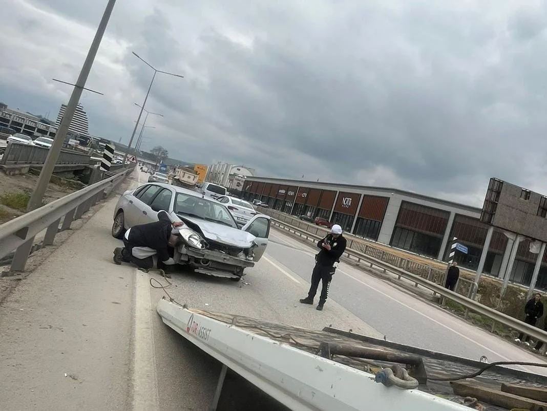 İnegöl-Bursa yolunda korkutan kaza! 2 sürücü de yaralandı