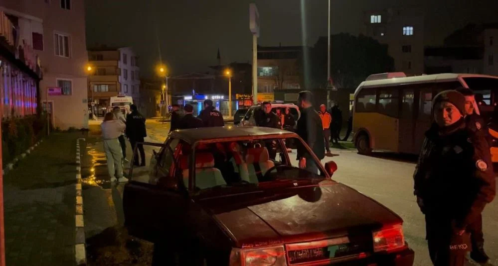 Sinir krizi geçirdi, aracını parçaladı!