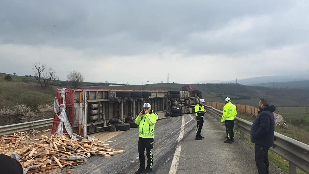 Bursa istikameti kilitlendi! Tır kazası trafiği felç etti