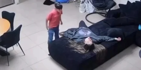 Küçük çocuk annesinin hayatını kurtardı