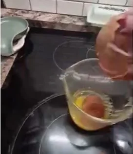 Tuhaf Yumurtayı Kırınca Gerçek Ortaya Çıktı