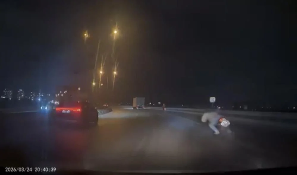 Dengesini kaybeden motosiklet sürücüsü metrelerce sürüklendi!