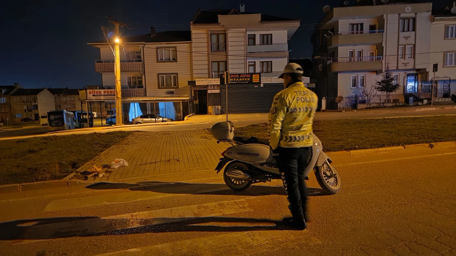 Alkollü sürücü motosikletten düştü