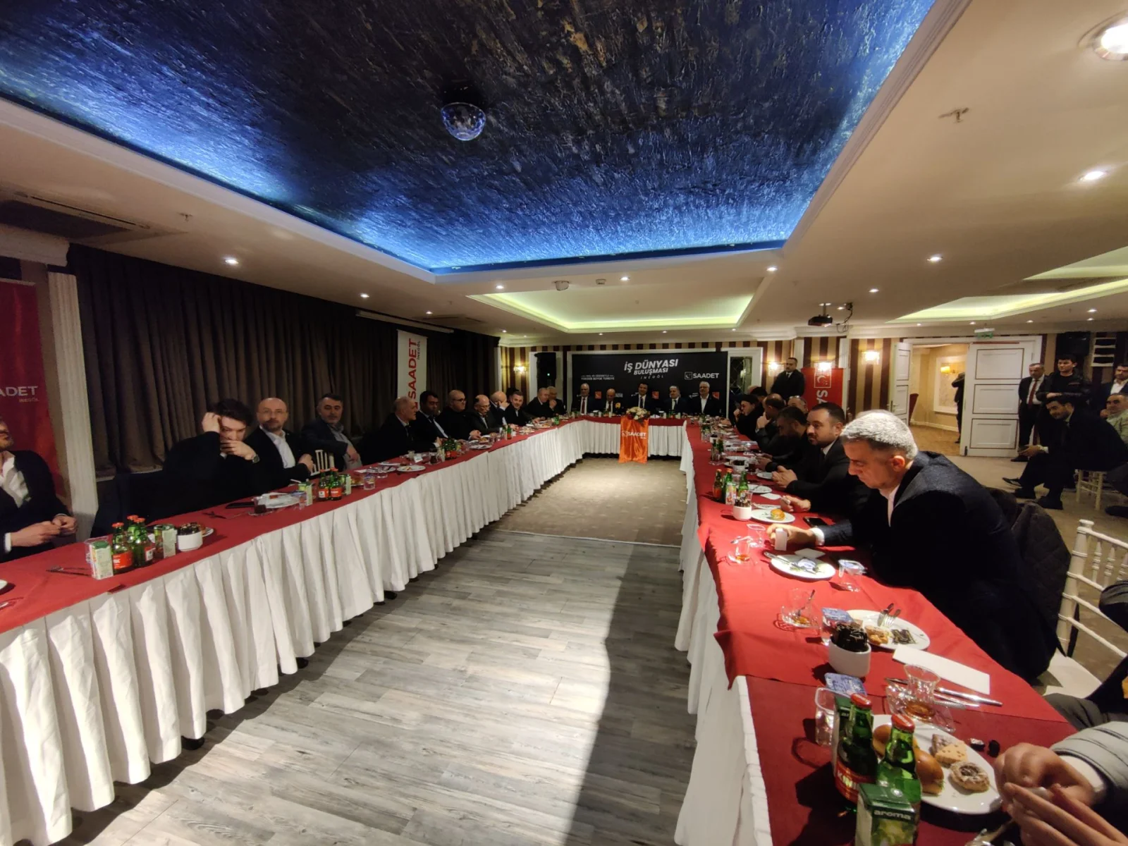 Mahmut Arıkan İnegöl’de iş dünyasıyla bir araya geldi