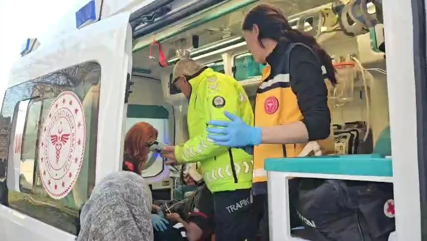 Servis şoförü fenalaştı! Araç kaldırıma çıktı