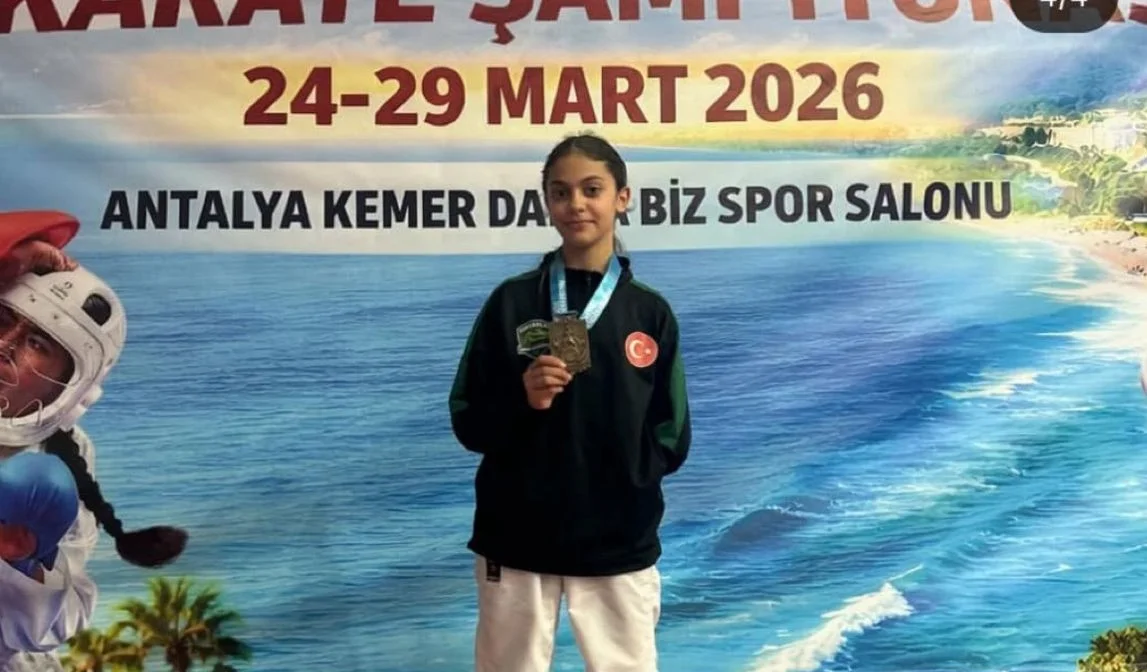 Zeynep Yaşar, minikler karate şampiyonasında Türkiye birincisi