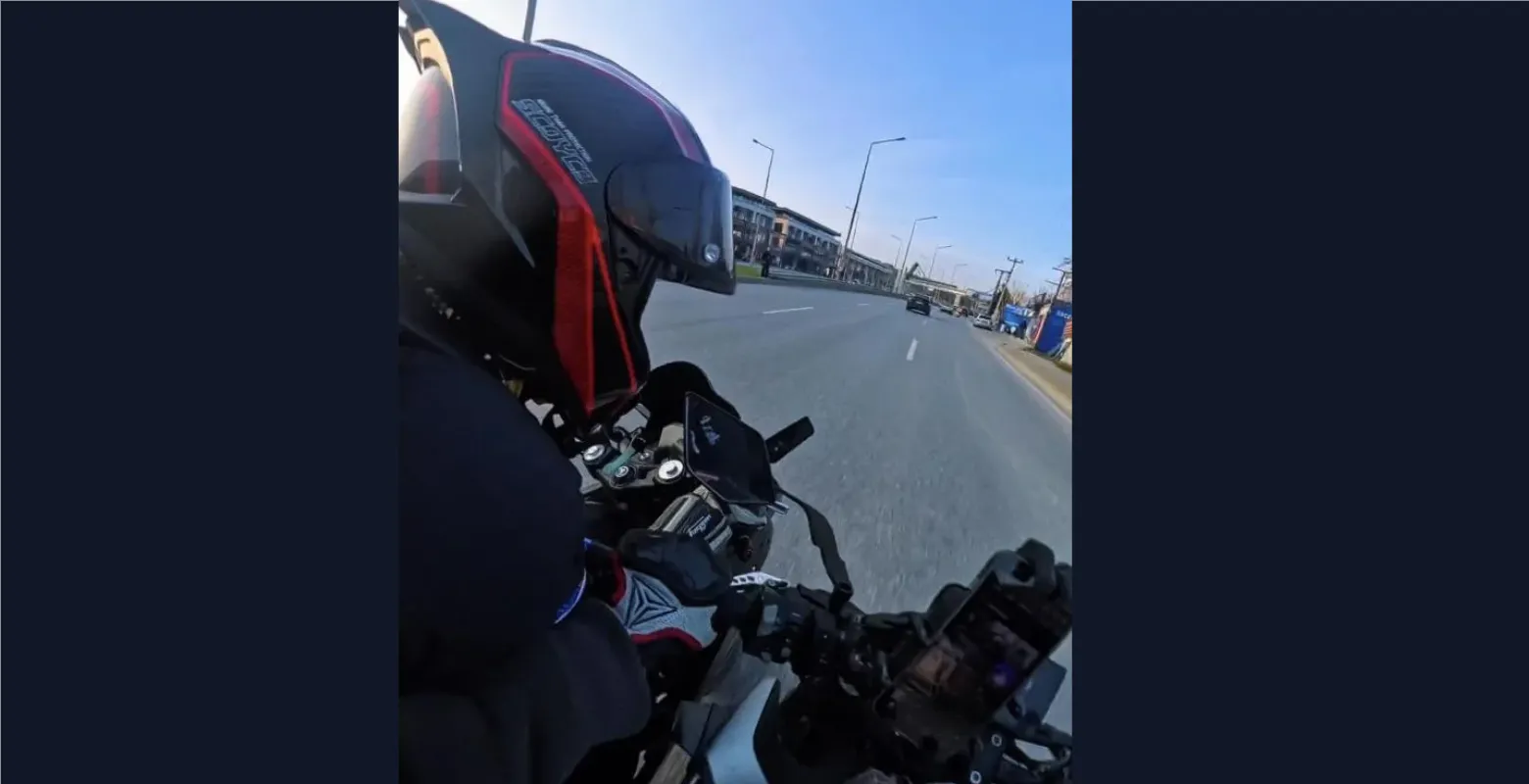 Bir anda şerit değiştirdi, motosikletler çarpıştı