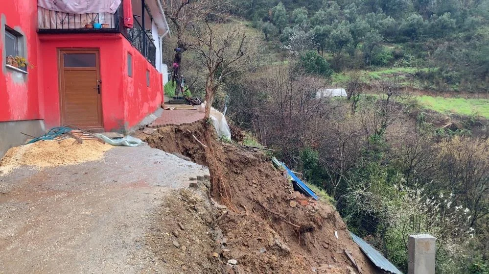 Heyelan sonrası kadın evinde mahsur kaldı!