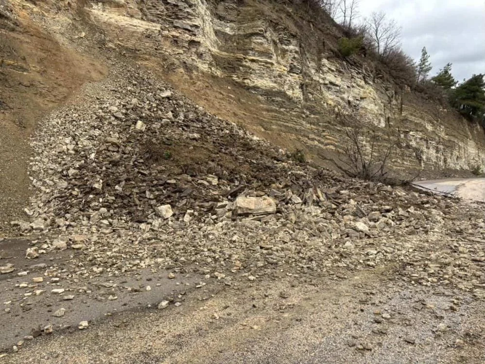 İnegöl'de heyelan yolu kapattı!