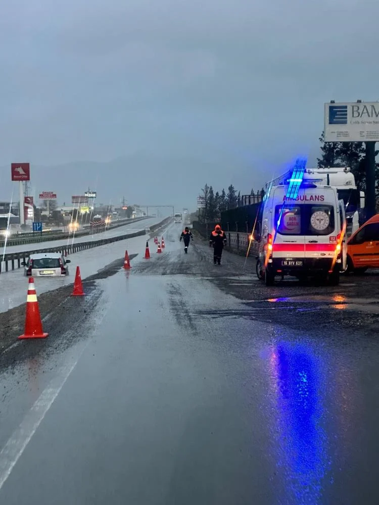 Sağanak yolu göle çevirdi! Araç mahsur kaldı