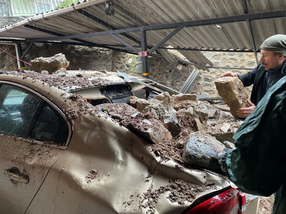 Yağış sonrası istinat duvarı çöktü! 3 araç hasar gördü