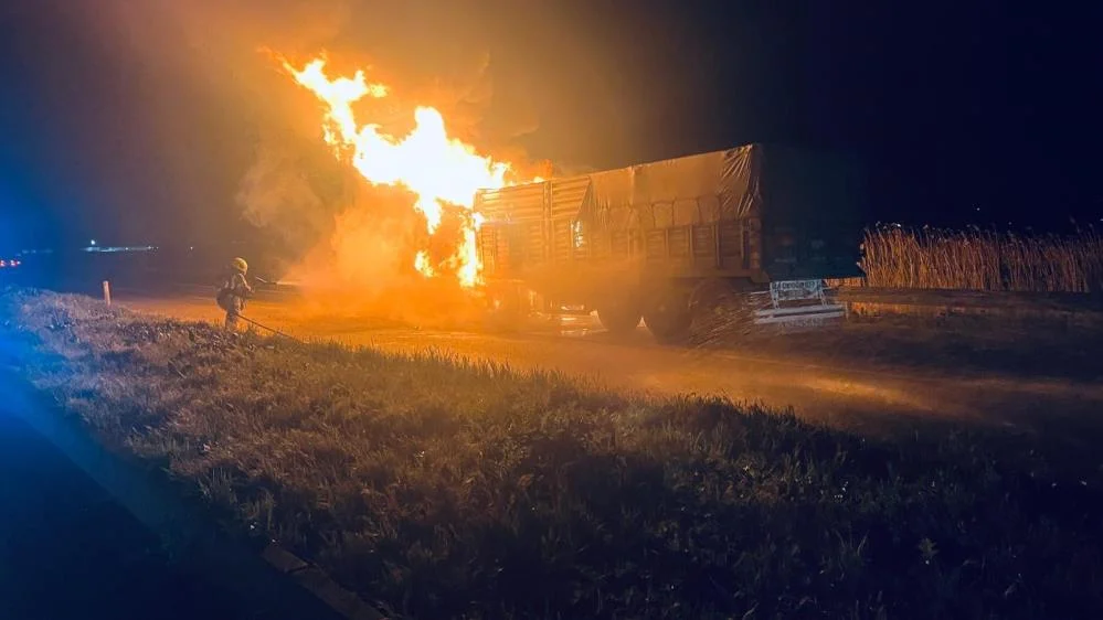 Tır yangını Bursa yolunu kapattı