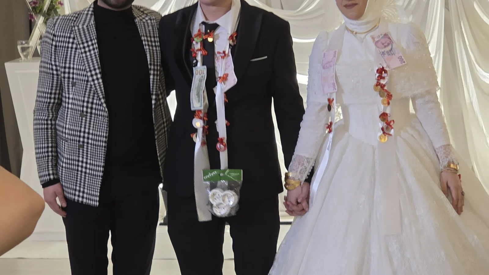 Düğünde damada öyle bir takı taktılar ki