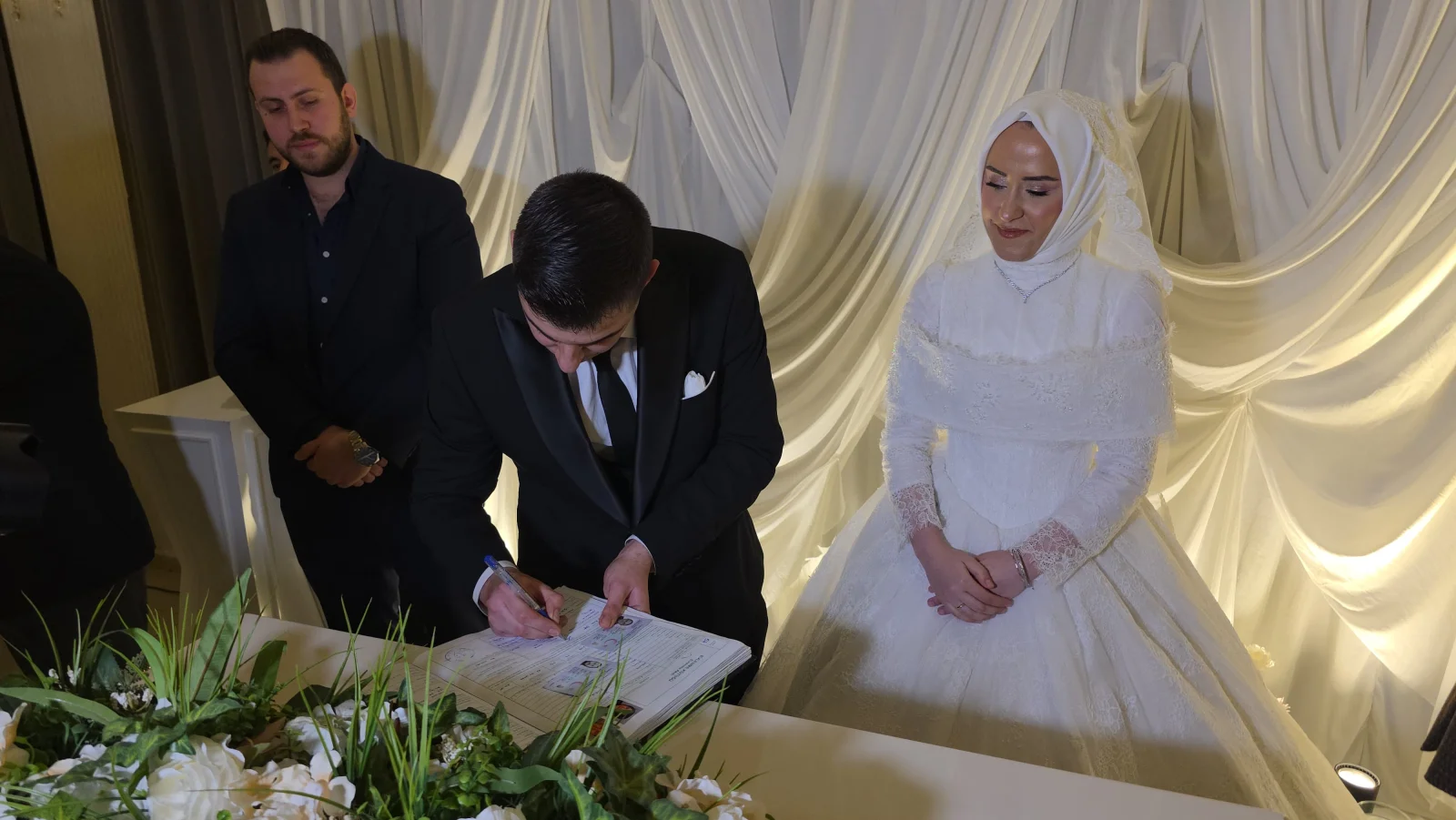 Düğünde damada öyle bir takı taktılar ki