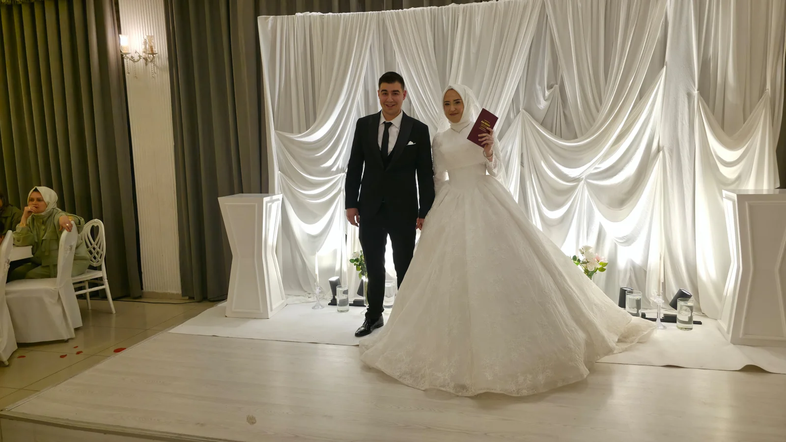 Düğünde damada öyle bir takı taktılar ki
