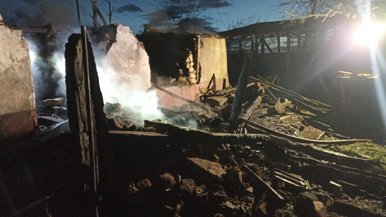 İnegöl Cemiyet Mahallesi’nde iki katlı ev küle döndü