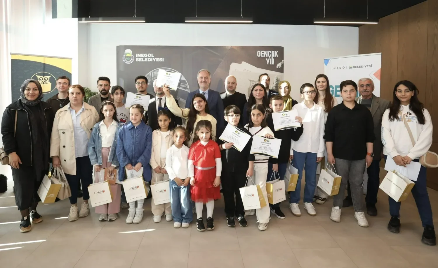 İnegöl’de Nöbetçi Kitaphanelerin en çok okuyanları ödüllendirildi