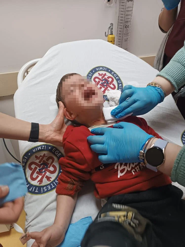 2 yaşındaki çocuğu boğazından bıçakladı!