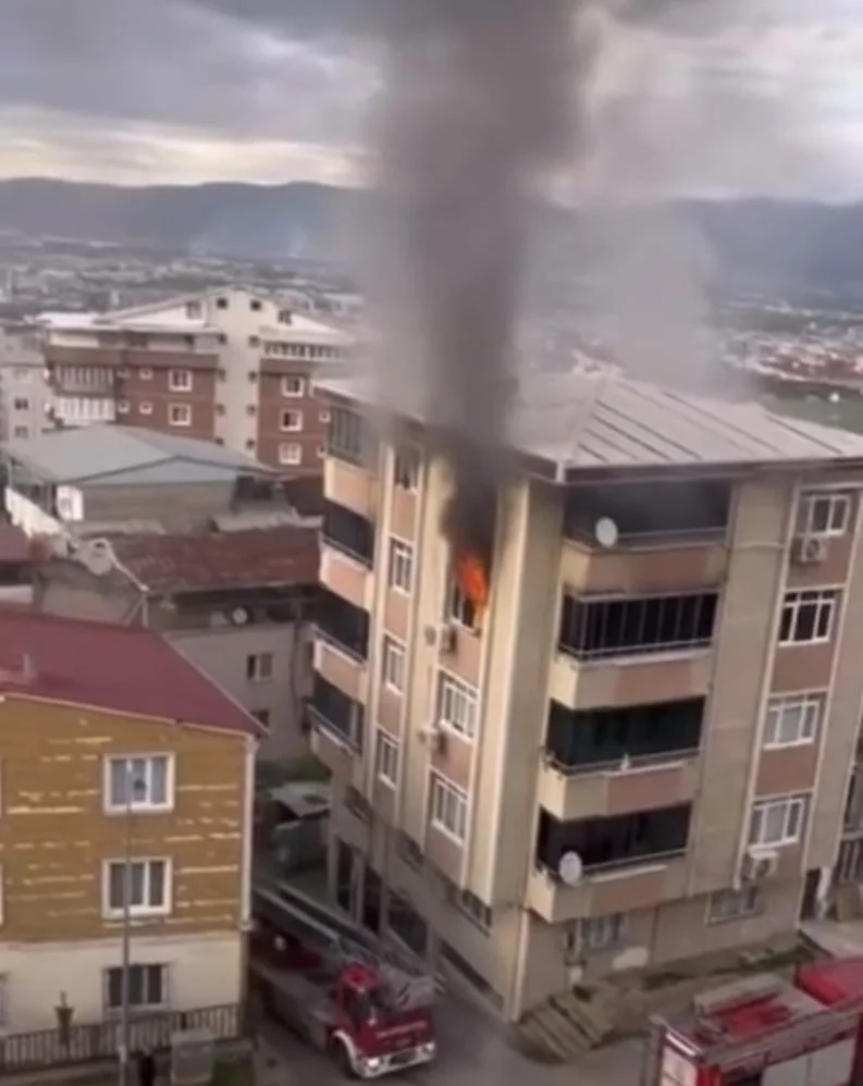 Alevler daireyi sardı, ekipler seferber oldu!