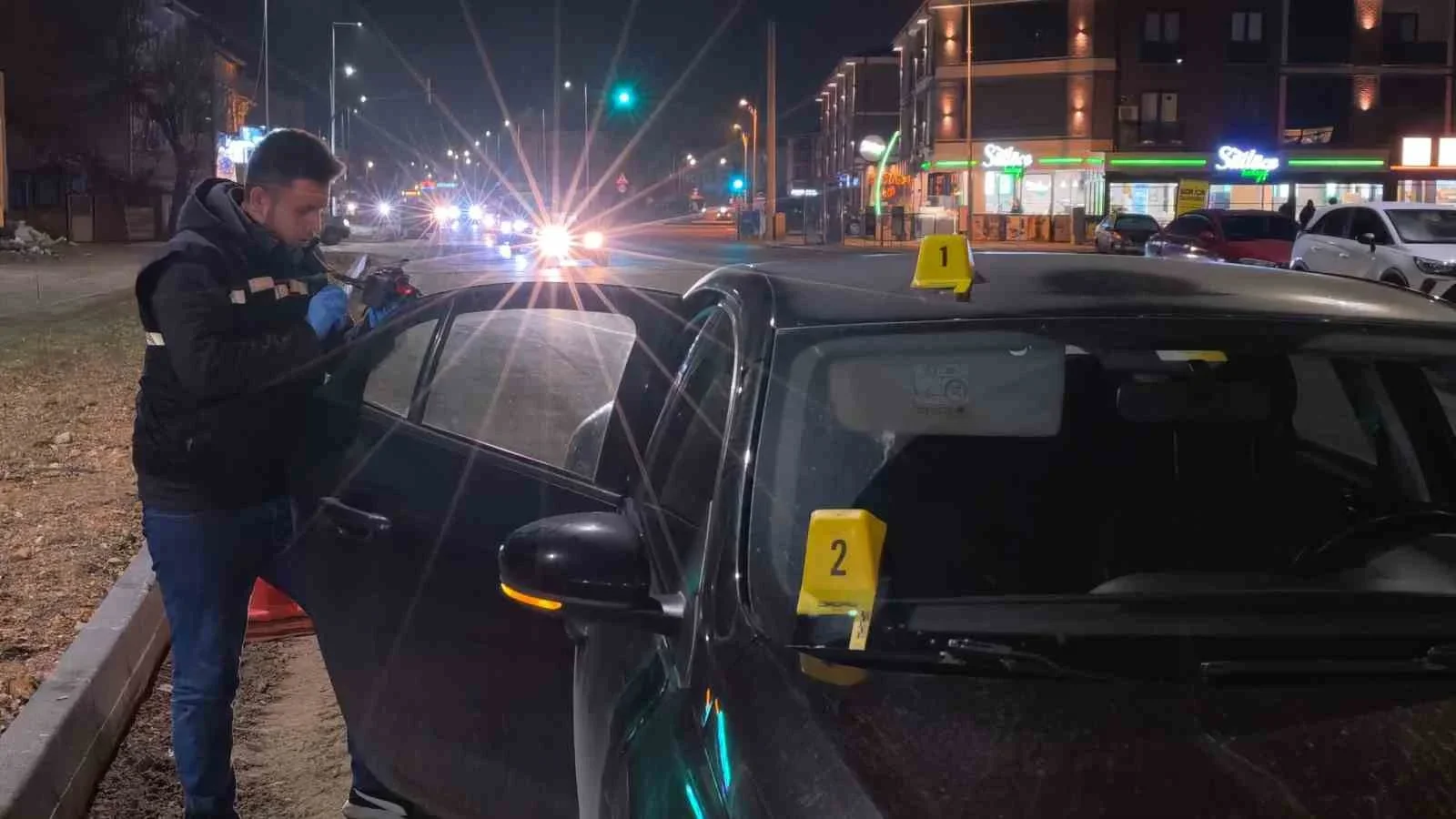 İnegöl’de seyir halindeki otomobile yorgun mermi yağdı