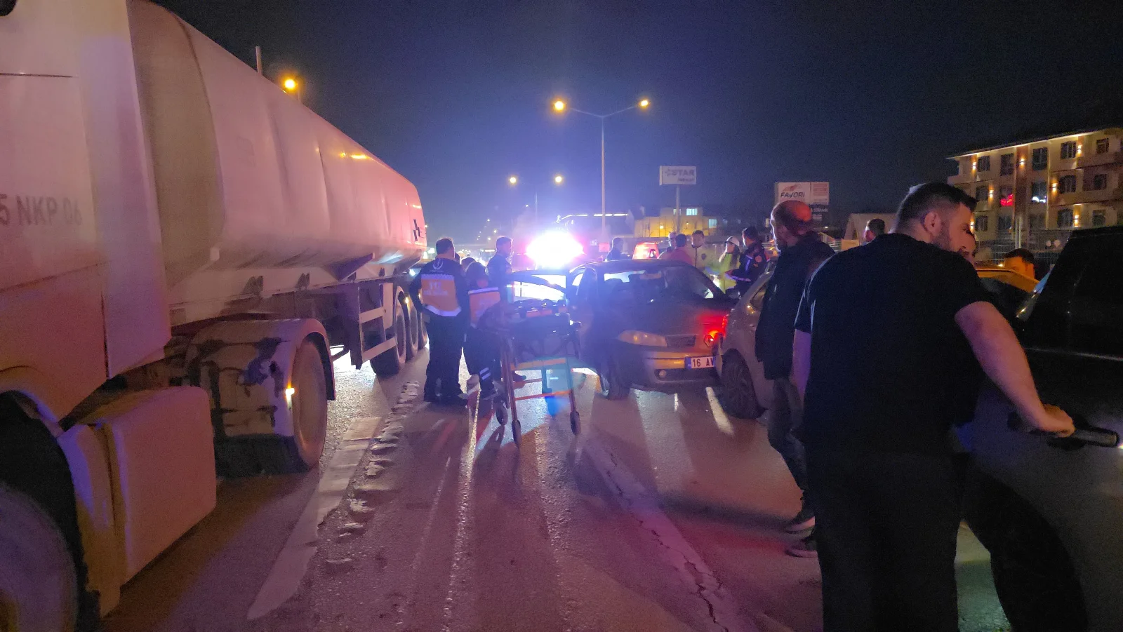 Alanyurt’ta ışıklı kavşakta zincirleme kaza