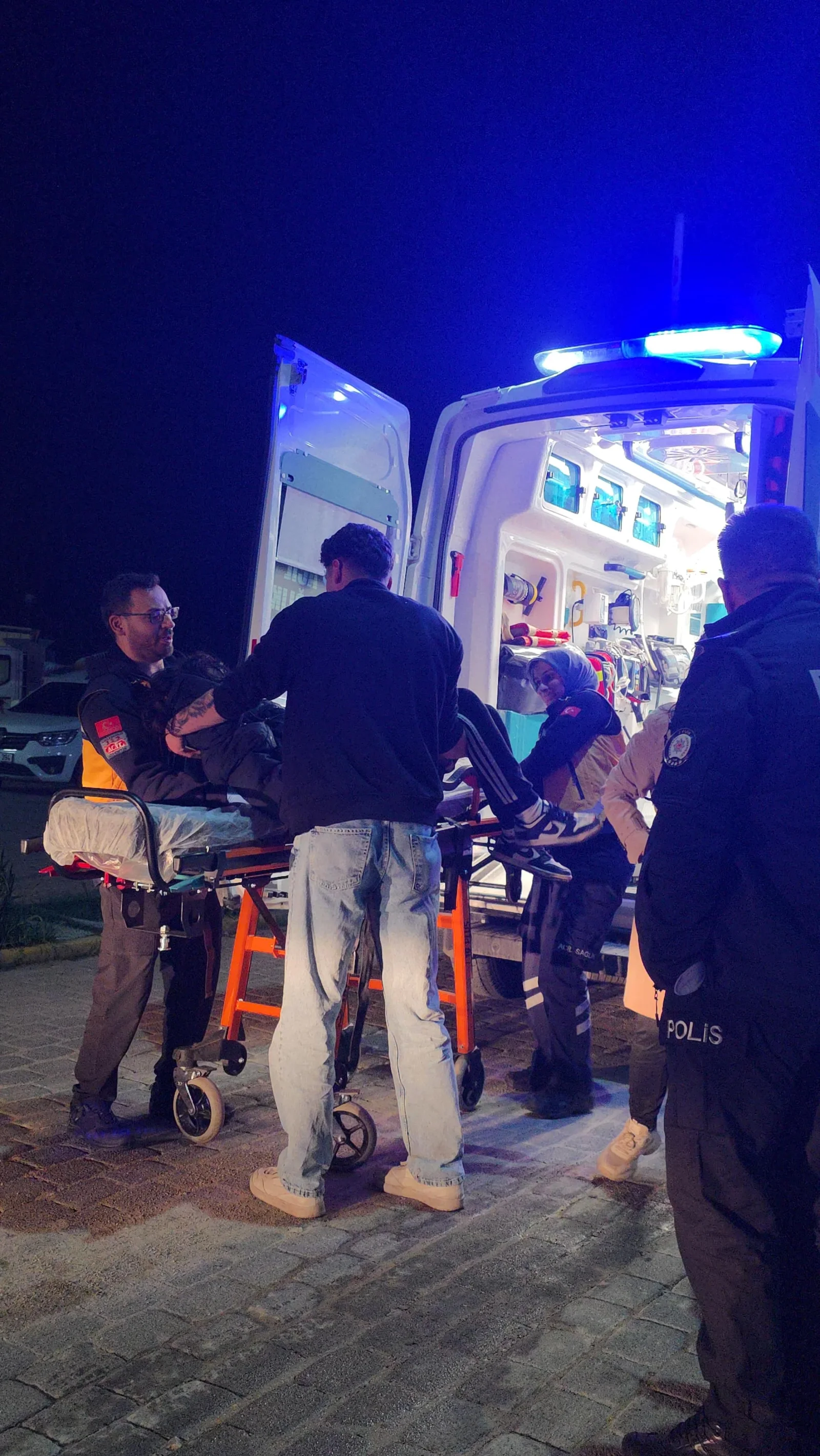 Genç kızı annesinin yanında bıçakladılar