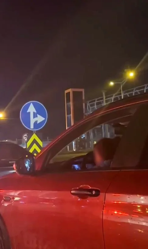 İnegöl'de tepki çeken görüntü! Kucağında çocukla...