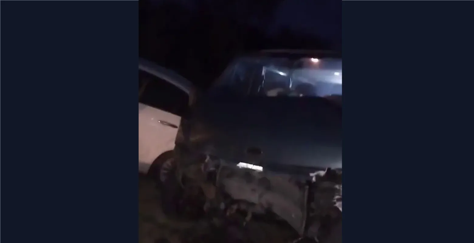 Yamaçtan kopan kayalar araçları hurdaya çevirdi