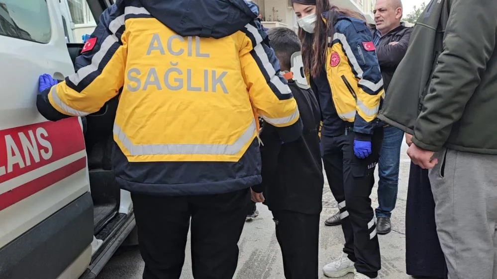 Bisikletli çocuklara otomobil çarptı!