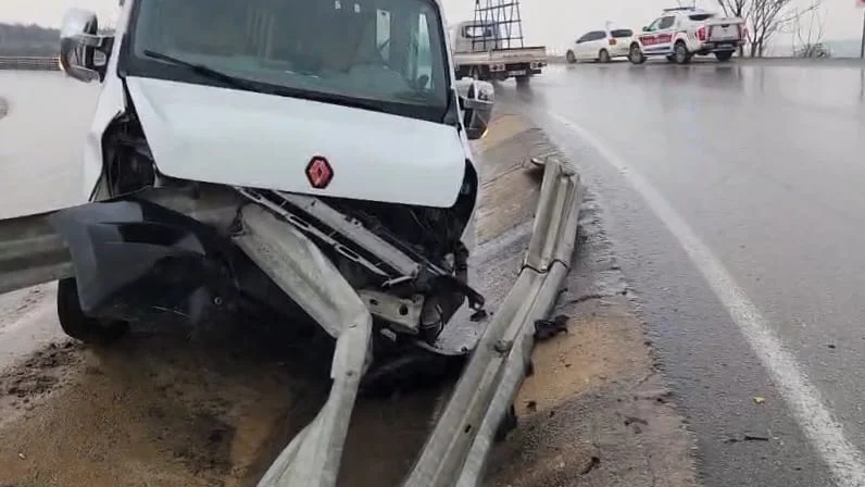 İnegöl'de minibüs bariyerlere ok gibi saplandı!