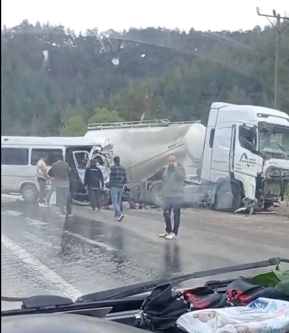 Antalya-Isparta karayolunda tır ile minibüs çarpıştı: 7 ölü