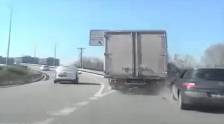 Aynı noktada iki kaza! Sürücüler birbirine girdi