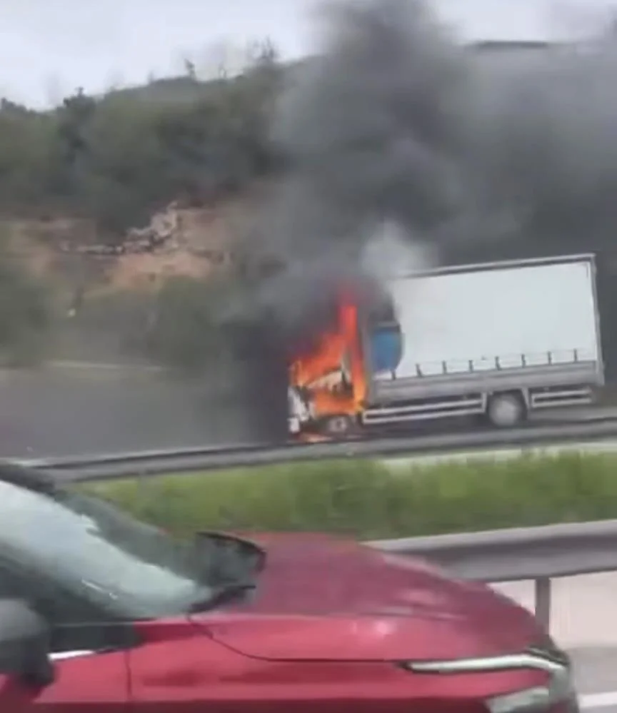 Seyir halinde alev topuna döndü! Sürücü son anda kurtuldu