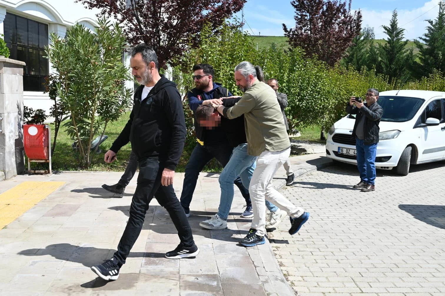 Yaşlı kadını boğazını keserek öldürdü