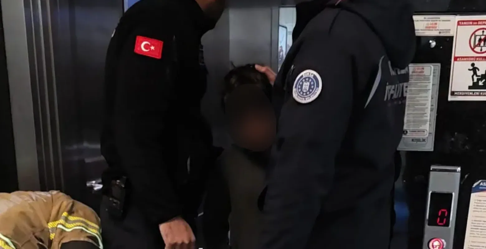 İnegöl Devlet Hastanesinde küçük çocuk asansörde mahsur kaldı!