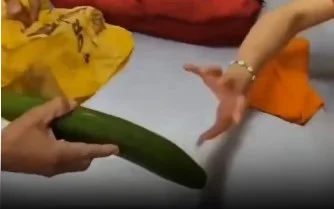 Kasiyer, kasaya gelen salatalığı görünce donakaldı!