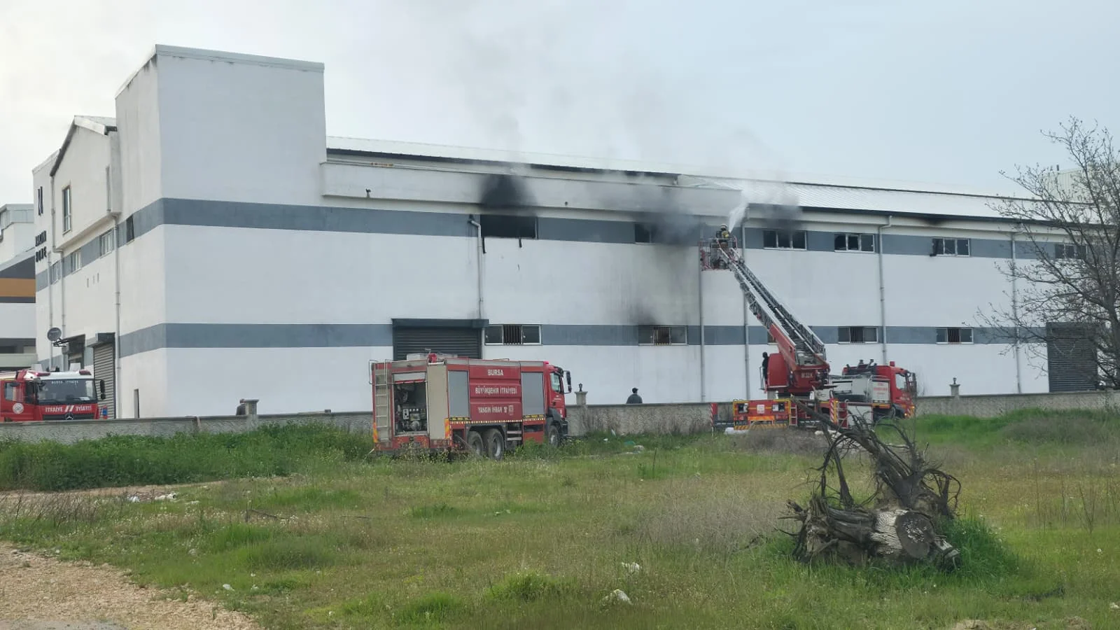 İnegöl’de mobilya fabrikasında yangın