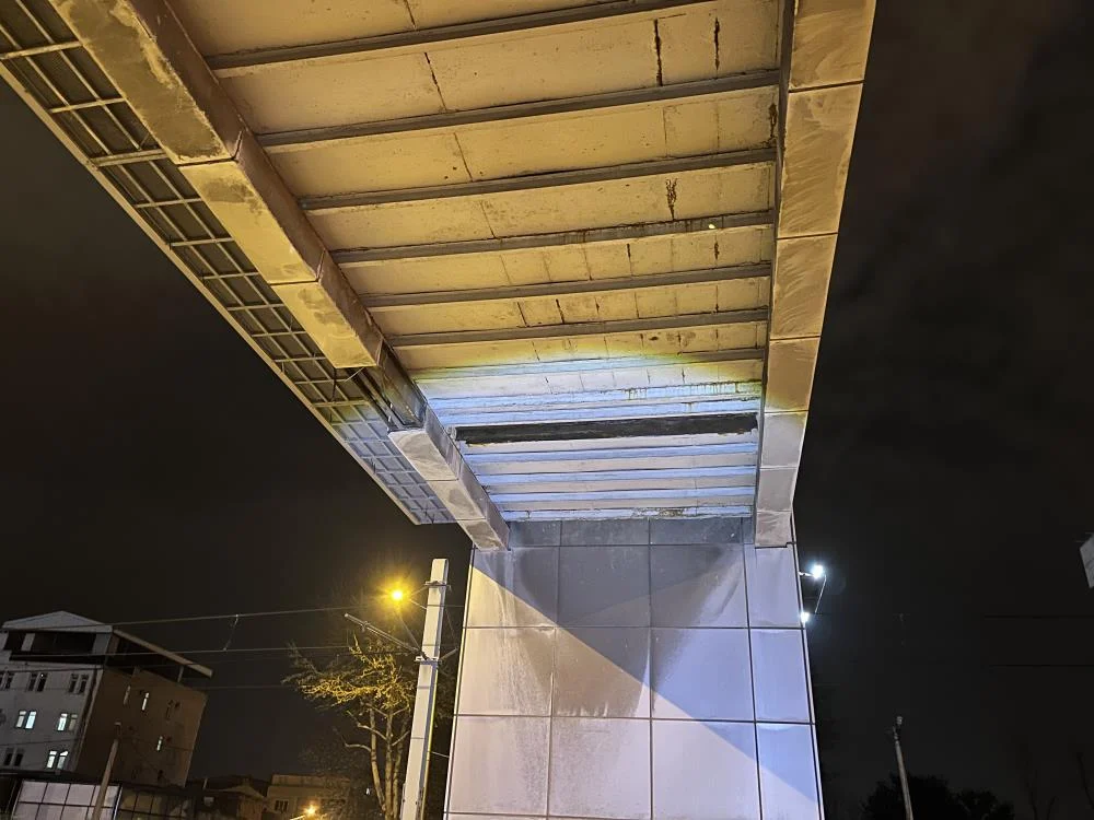 Üst geçitte korku dolu anlar! Yarım saniye ile hayatta kaldılar