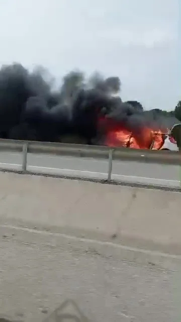 Seyir halindeki otomobil alev topuna döndü