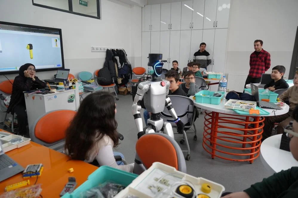 Türkiye'nin nüfusa kaydedilen ilk robotu görev başında