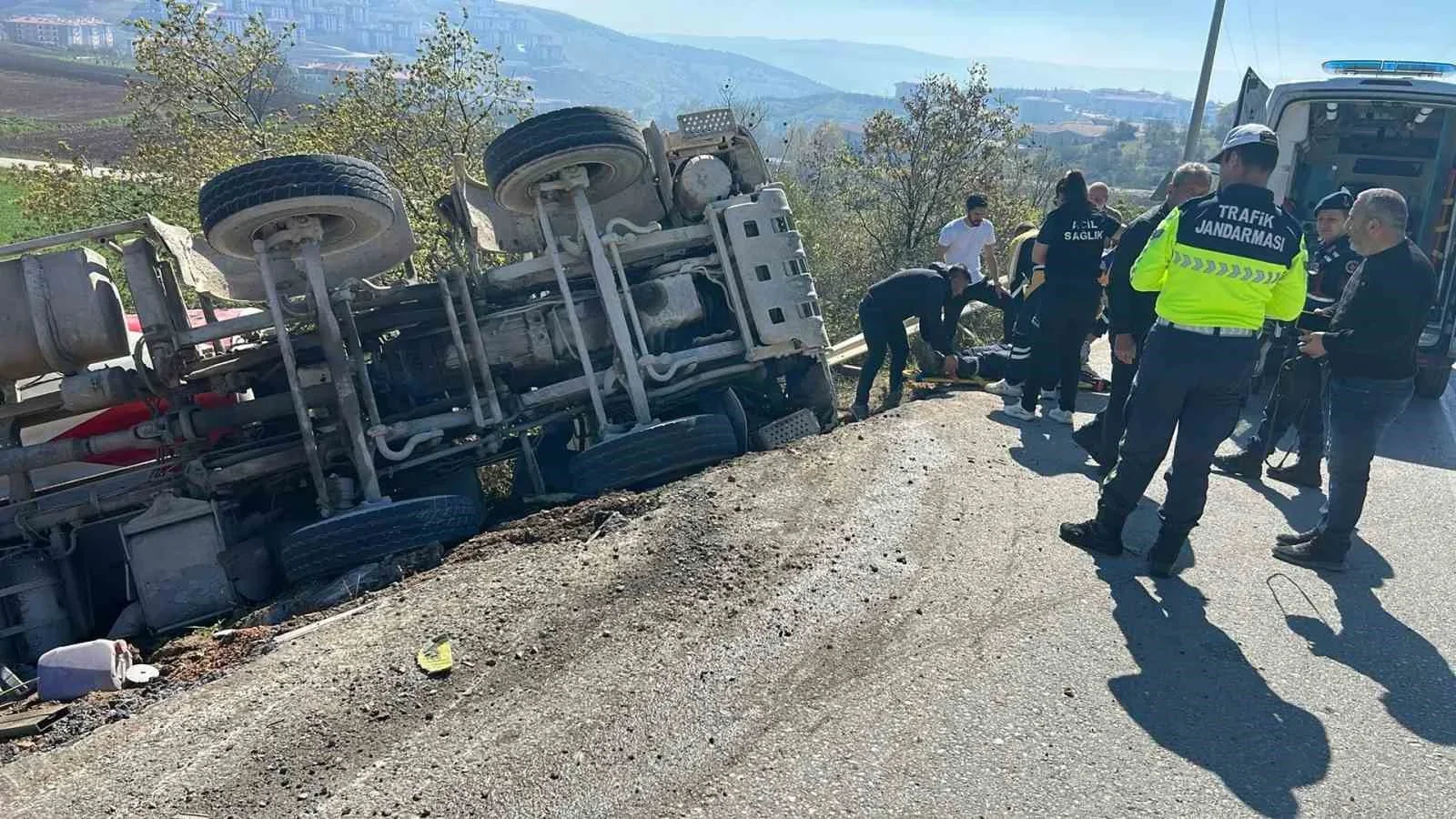 İnegöl’de beton mikseri şarampole yuvarlandı